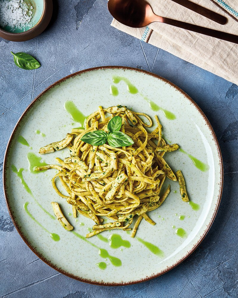 Linguine pesto with squid